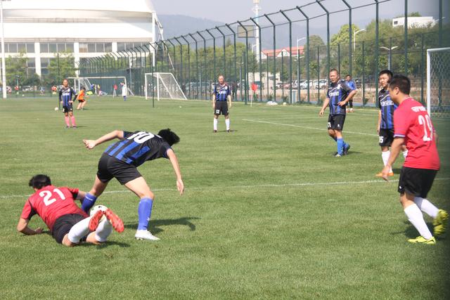 C罗庆祝击败达马克：打进2球全取3分